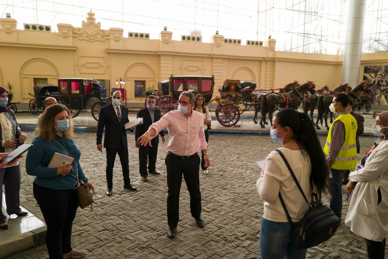وزير السياحة والآثار يتفقد متحف المركبات الملكية