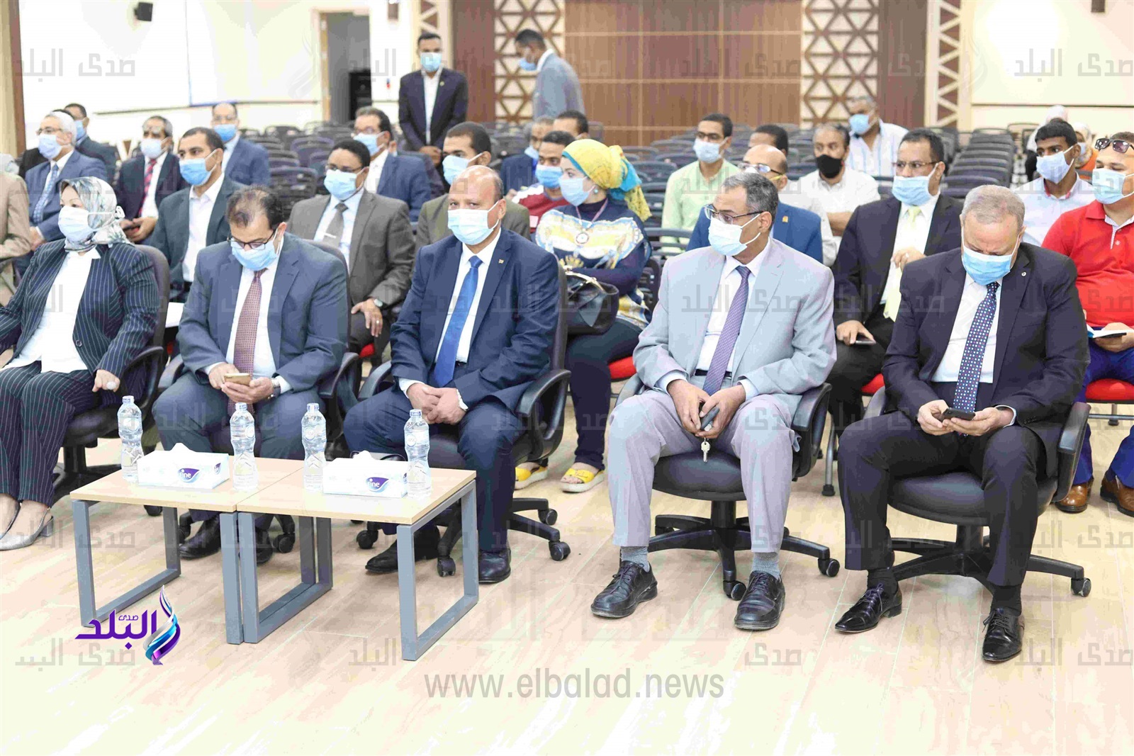 جانب من الندوة جانب من الندوة