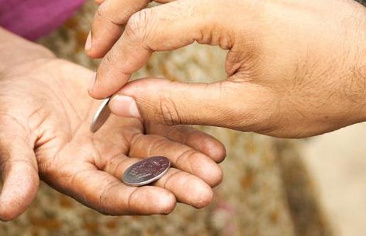 ما حكم إخراج الزكاة لمن عليه دين 