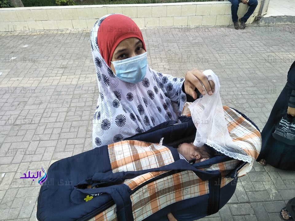 أم تدلي بصوتها في الانتخابات برفقة طفلها الرضيع