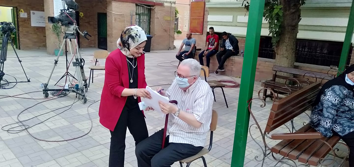 مسن يدلي بصوته خارج لجنة الأورمان بالدقي