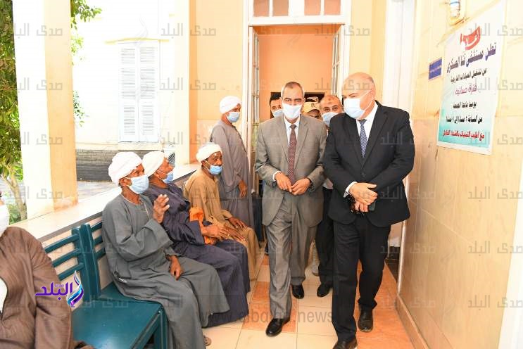 محافظ قنا يتابع أعمال القافلة الطبية للكشف علي أمراض العيون