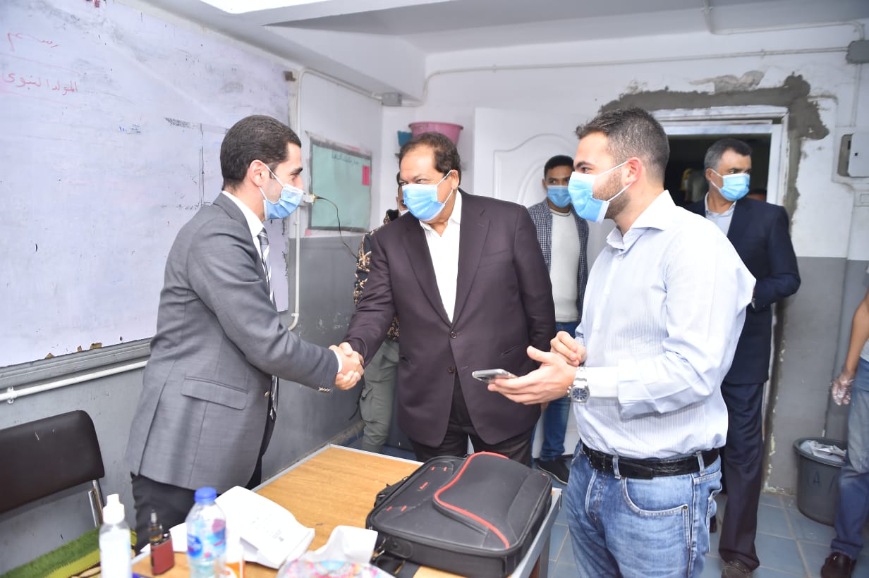 طارق أبو العينين يدلي بصوته 