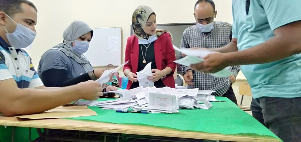 فرز اصوات فى الانتخابات 