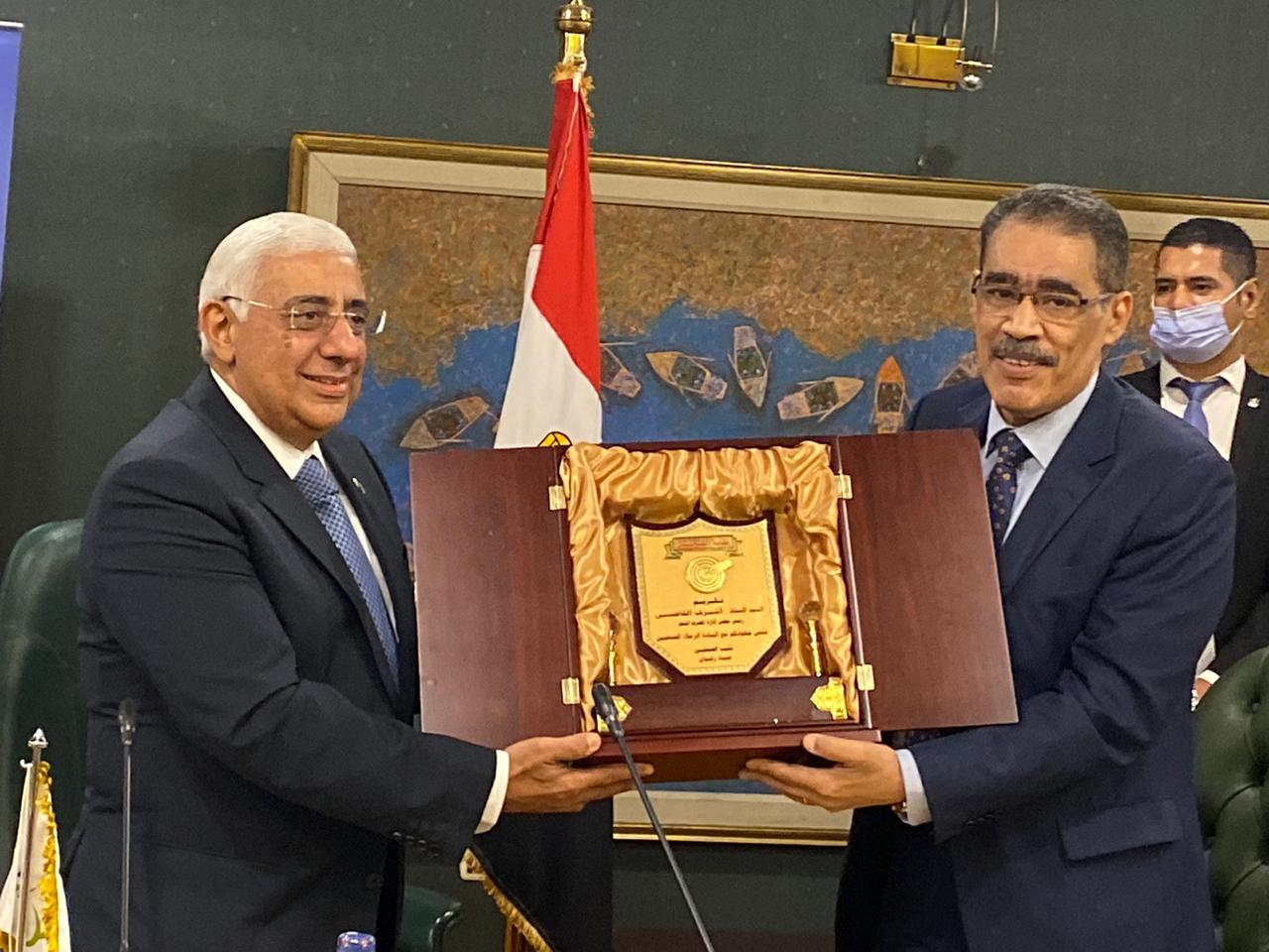 خلال التوقيع