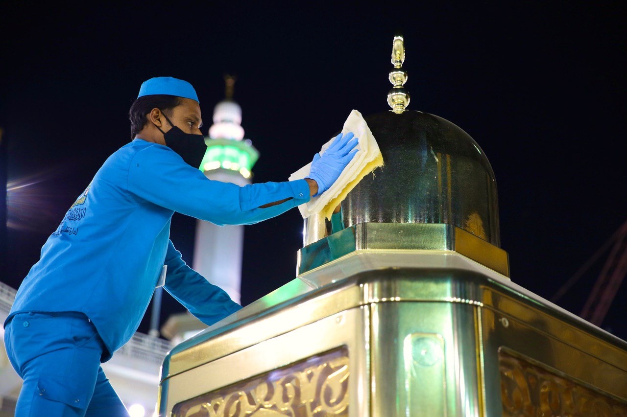 تطهير وتلميع الإطار الخارجي لـ مقام إبراهيم بالحرم المكي