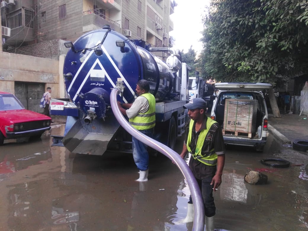 متابعة كسر خط مياه بحدائق القبة