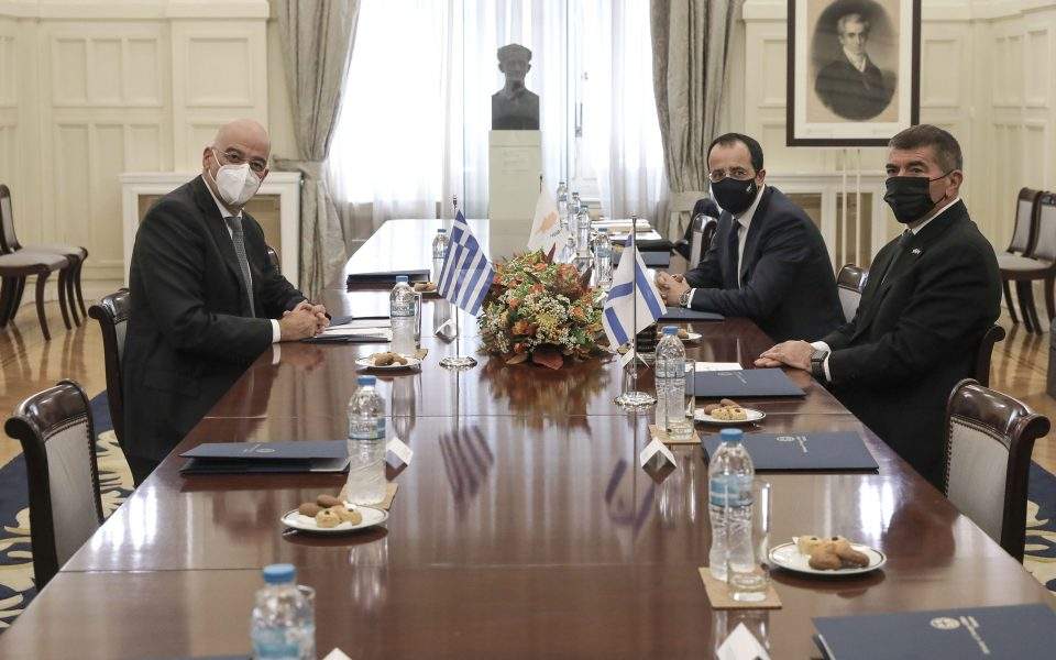 وزير الخارجية اليوناني يشكو أفعال تركيا لـ نظيريه القبرصي وا