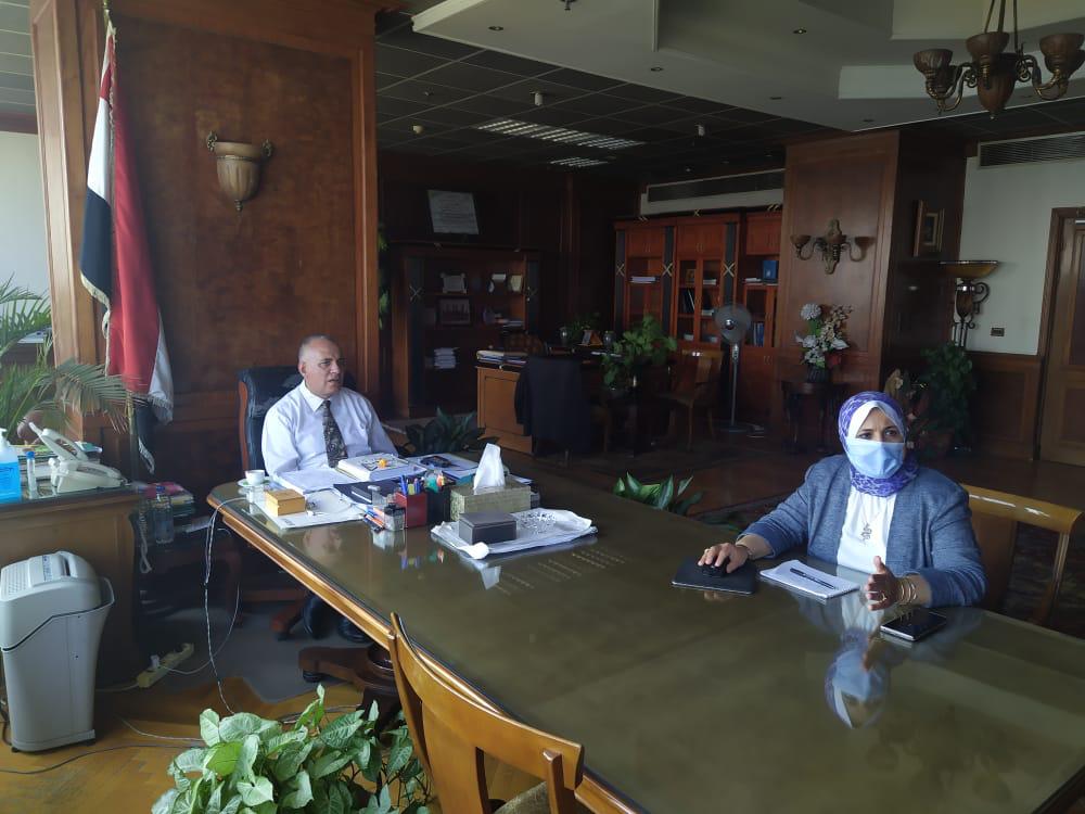 وزير الرى يجتمع مع رئيس قطاع التخطيط بالوزارة