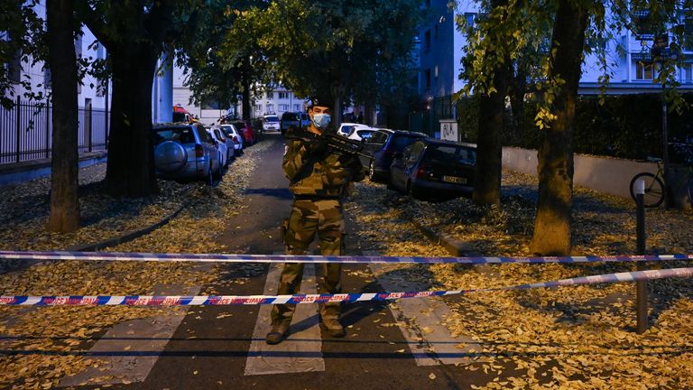 فرنسا تفتح تحقيقا في محاولة اغتيال كاهن يوناني في ليون