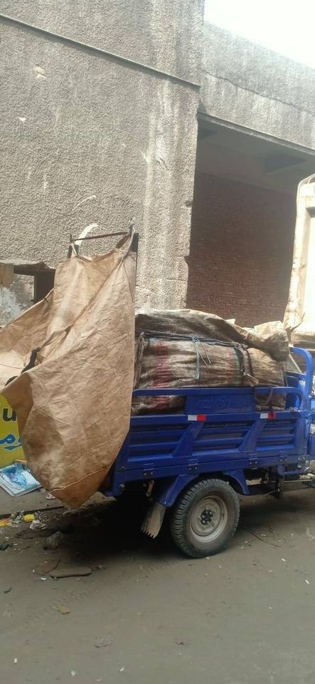 مصادره ترويسكل يقوم بالقاء المخالفات بشارع ١٥ بحى شرق شبرا 