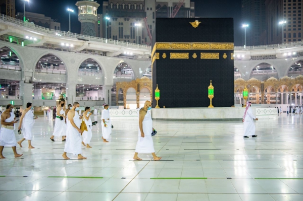 المعتمرون يتوافدون إلى المسجد الحرام للمرحلة الثالثة