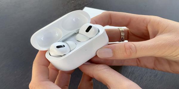 آبل تصلح وتستبدل سماعات Airpods pro لعملائها مجانا