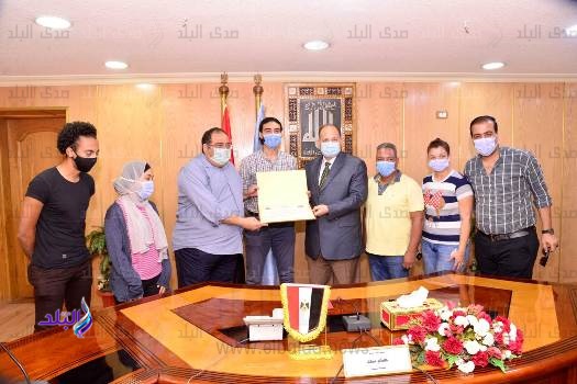 محافظ أسيوط يكرم فريق مشروع " ابدأ حلمك "