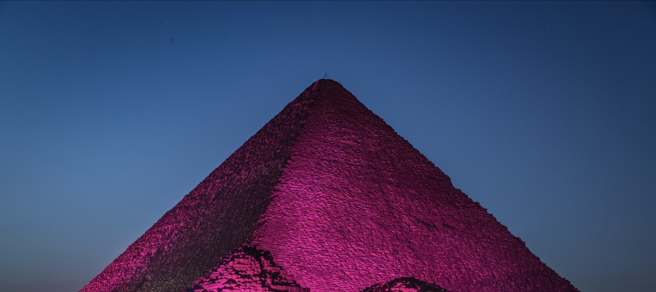 اضاءة الأهرامات