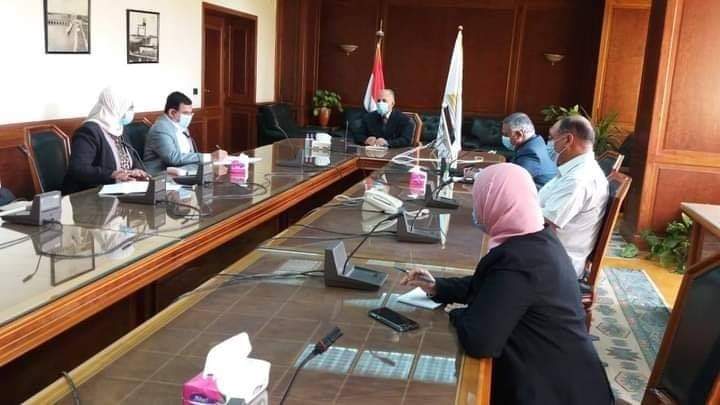 اجتماع وزير الرى مع قيادات الوزارة