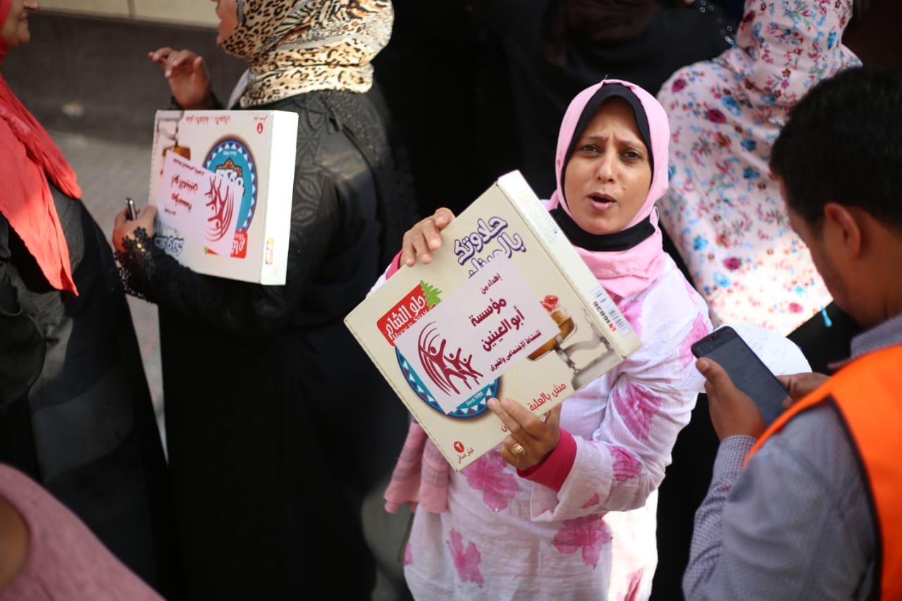 مؤسسة أبو العينين توزع حلوى المولد النبوي بشارع السودان