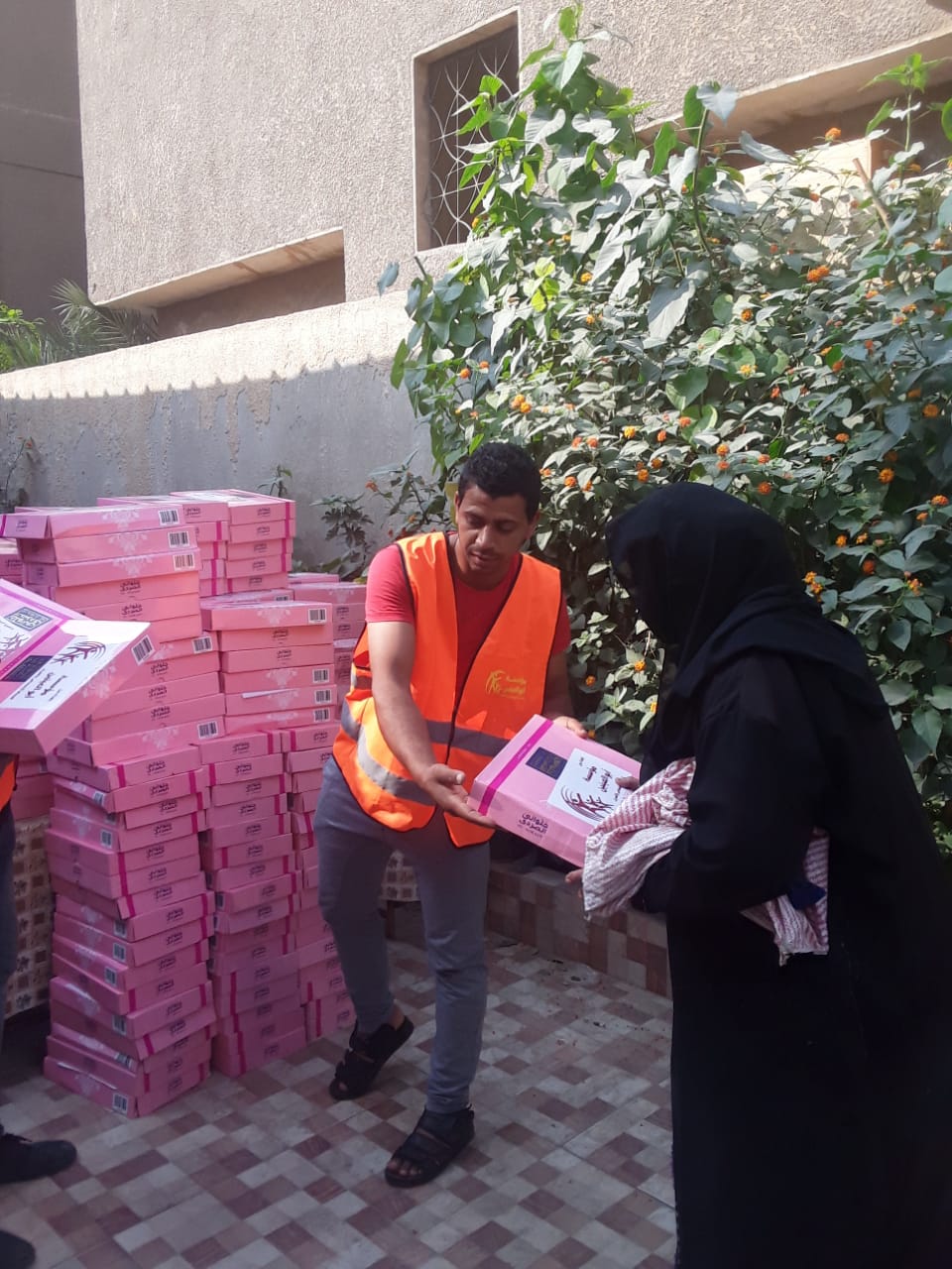مؤسسة أبو العينين توزع علب الحلوى على مرضى مستشفى الجذام
