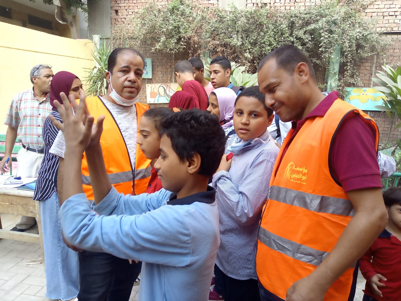 مؤسسة أبو العينين توزع حلوى المولد النبوي على ذوي الهمم