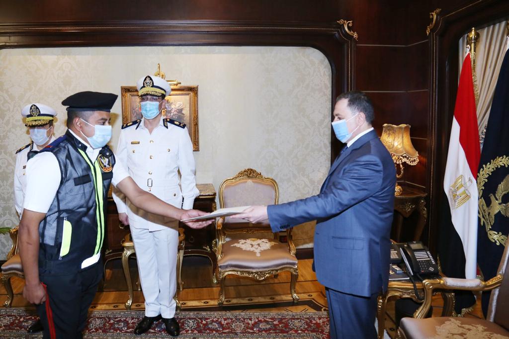 وزير الداخلية يكرم أمين شرطة استوقف سيارة طفل المعادي