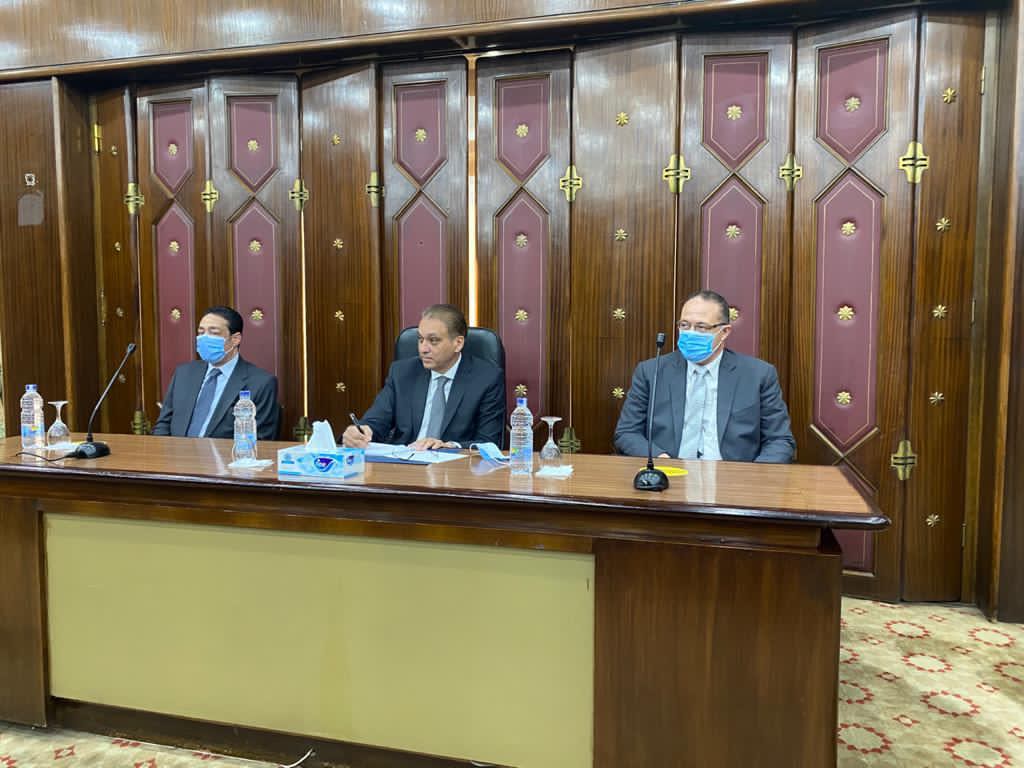 وزير المجالس النيابية يلتقي العاملين بالوزارة