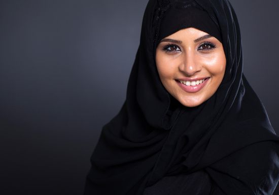 أزهري يوضح معنى الزينة الظاهرة للنساء واختلاف الفقهاء فيها