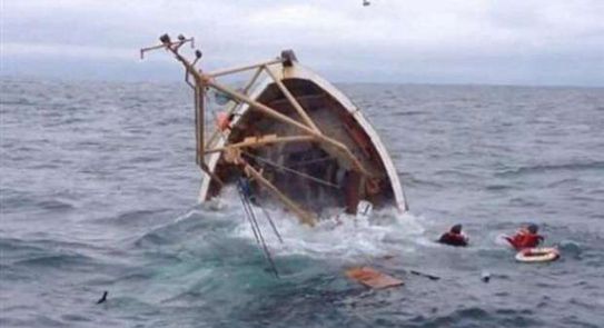 انتشال جثة واحدة من المركب الغارقة