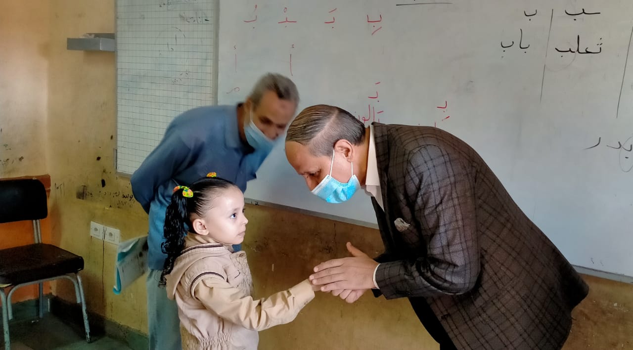 وكيل تعليم الفيوم يكرم مدير مدرسة لانضباط العملية التعليمية