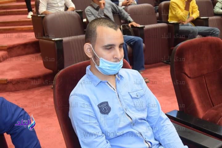 أول طالب من ذوي الاحتياجات يلتحق بقسم إعلام