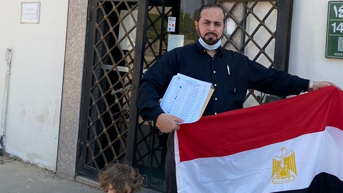 مصري بالخارج يشارك في التصويت عبر البريد