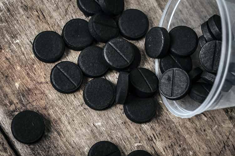 طرق فعالة لاستخدام الفحم المنشط في تجميل بالبشرة