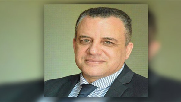 عزت إبراهيم رئيس تحرير الأهرام ويكلي