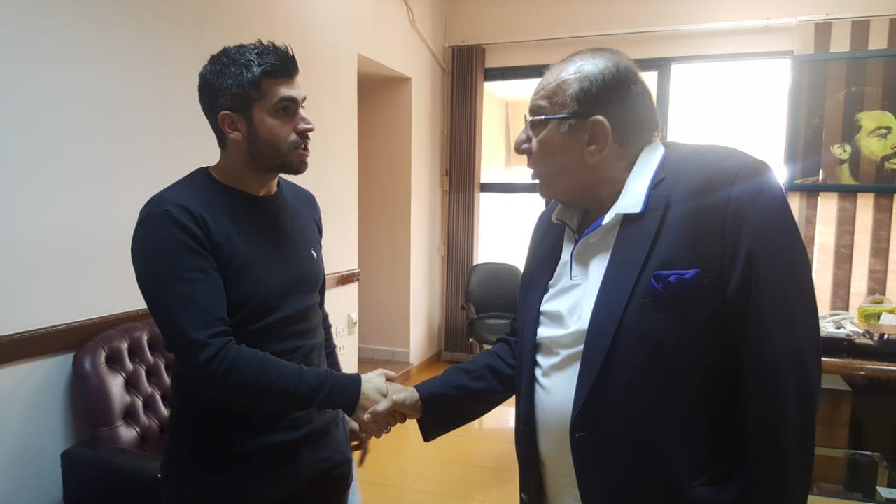 محمد عادل مع اليوناني هاريس كوستاكيس
