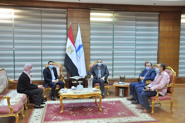 جامعة كفر الشيخ تبحث التعاون مع البنك الأهلي في صرف المرتبات