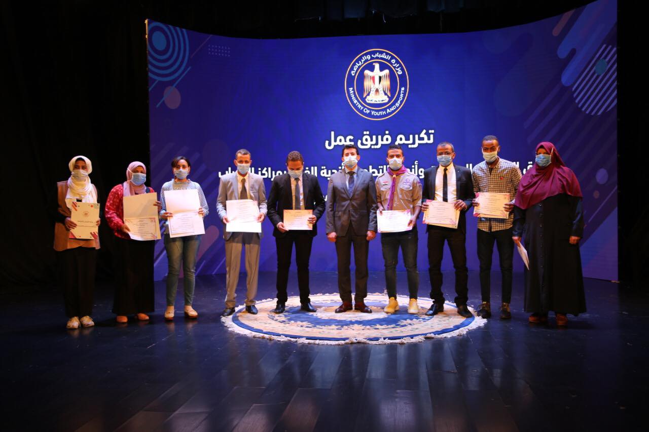 وزير الشباب والرياضة يكرم فرق الجوالة والجولات وأندية التطوع