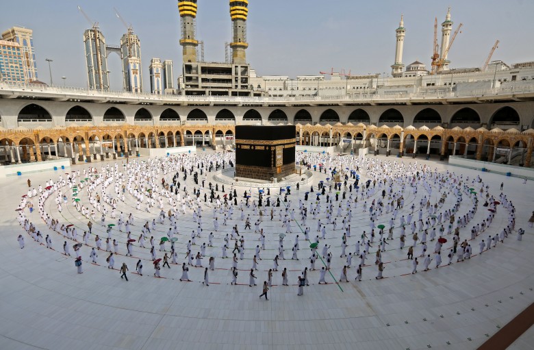 زوار بيت الله الحرام