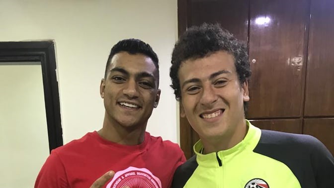 حارس الزمالك بجوار مصطفى محمد