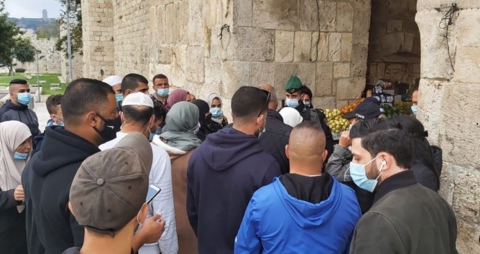 الاحتلال يحتجز الفين فلسطيني حاولوا الصلاة بالمسجد الاقصى
