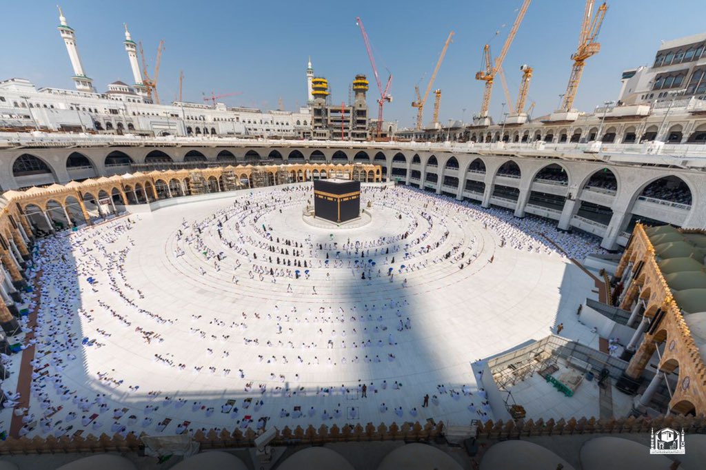 المصلون يؤدون الجمعة في المسجد الحرام