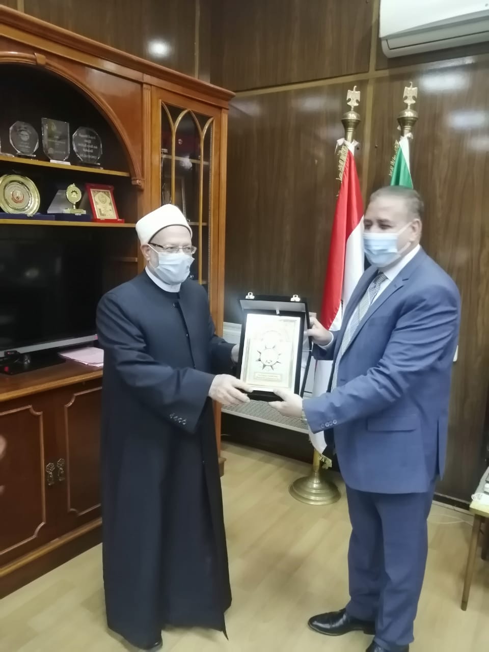 محافظ المنوفية يهدي درع المحافظة لمفتي الجمهورية