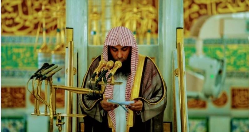 خطيب المسجد النبوي: حان أجل الدنيا واقترب قيام الساعة
