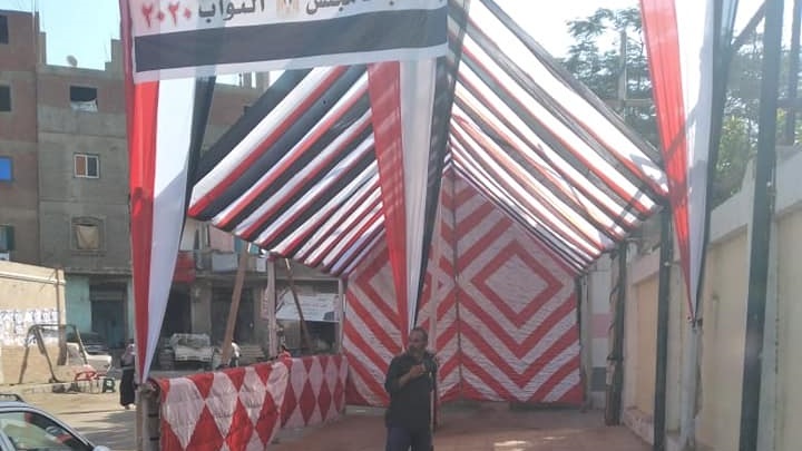 وقف بناء عقار مخالف ورفع القمامة بمحيط اللجان الإنتخابية 