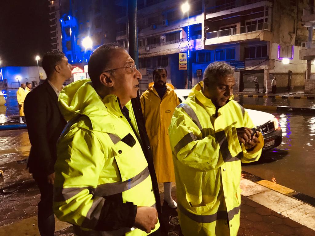 محافظ الاسكندرية يشرف على رفع مياه الأمطار 