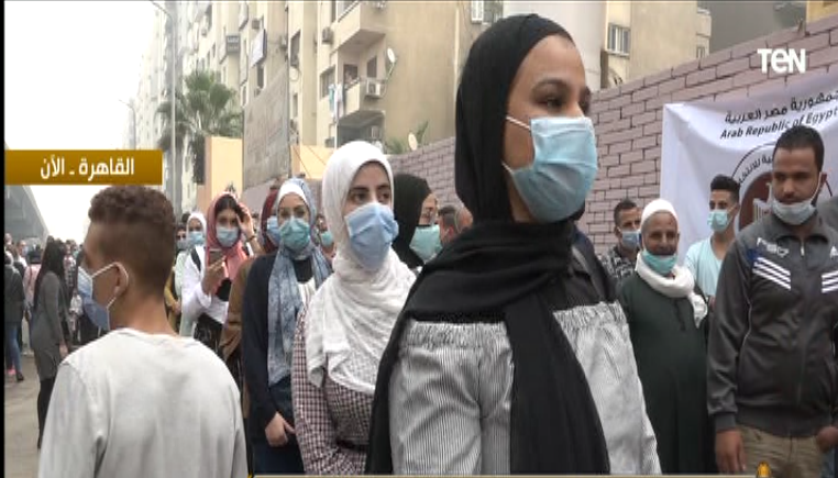 الفتيات أمام لجان الانتخابات