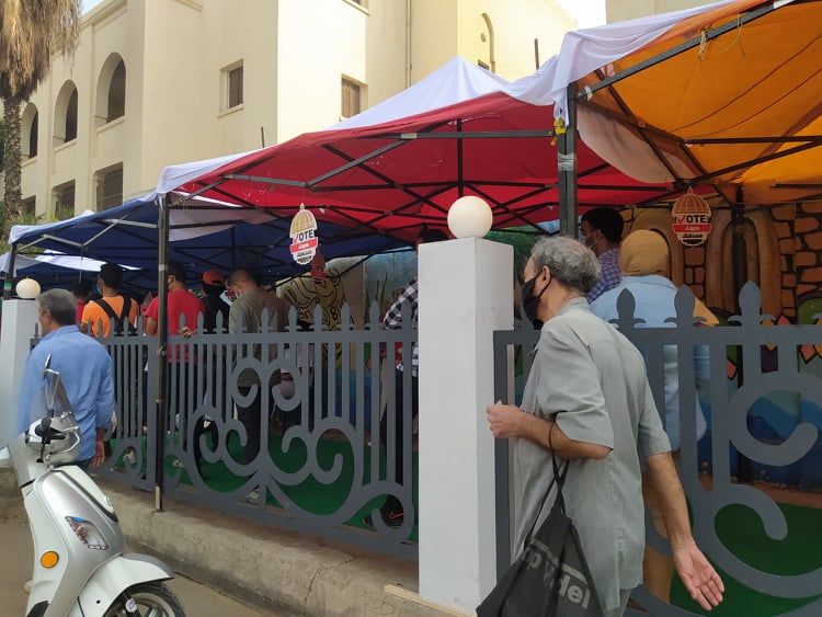 إقبال شديد من الناخبين أمام مدرسة عمرو بن العاص
