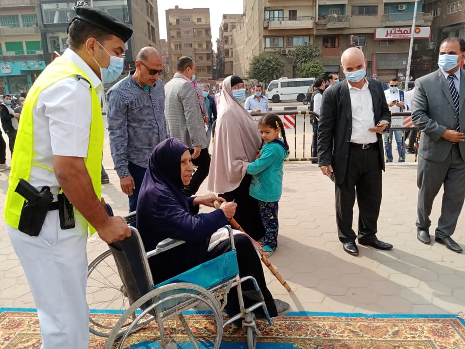 أفراد الشرطة يساعدون كبار السن في الانتخابات 