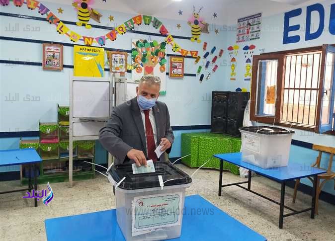 رئيس مياه القليوبية يدلى بصوته فى انتخابات مجلس النواب