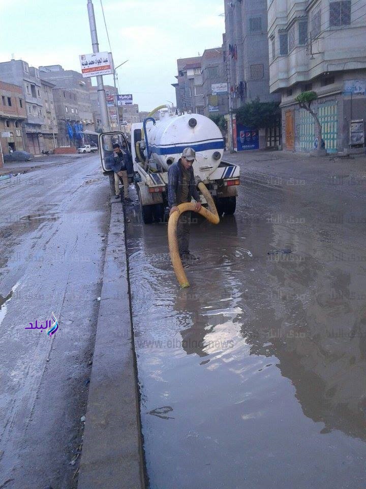 امطار غزيرة وغرق الشوارع امام اللجان الانتخابية بدمياط