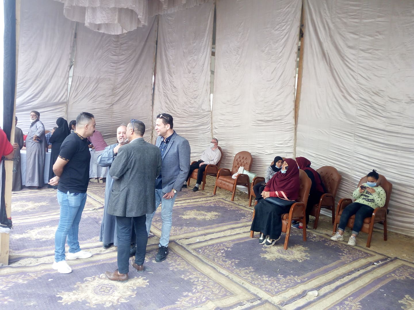 تواجد للناخبين أمام مدرسة العقاد الابتدائية