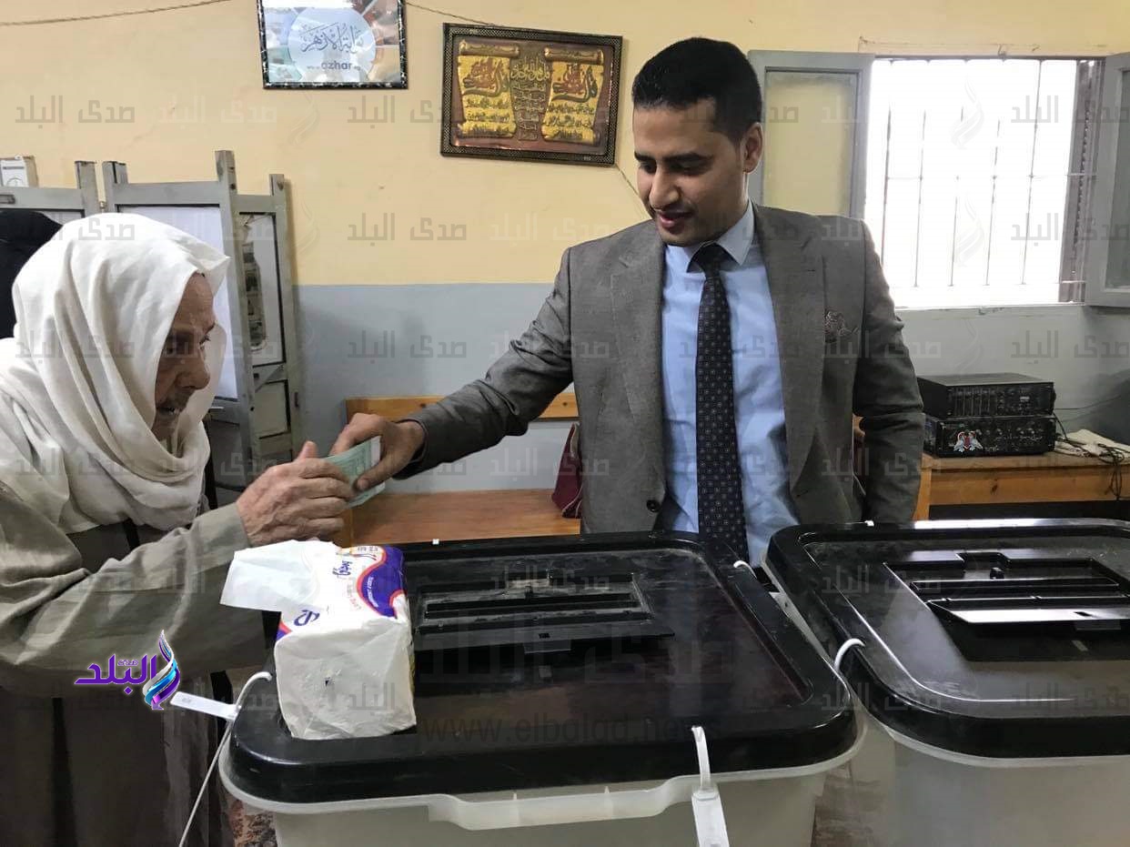  مسن في أبو كبير بالشرقية يدلي بصوتة فى الانتخابات